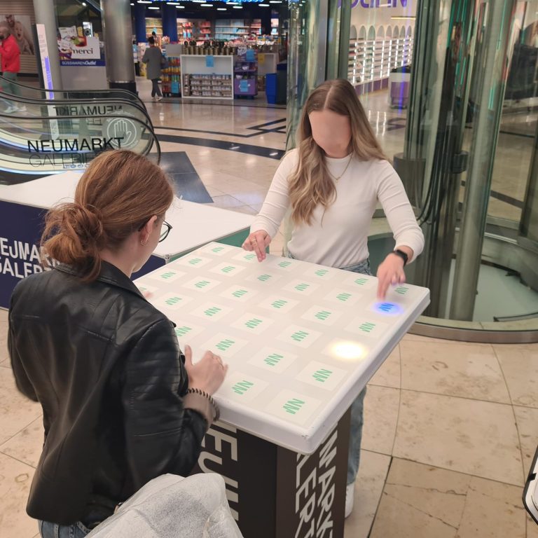 Karussell mit Weihnachtsdekoration, umgeben von Menschen und festlichen Lichtern.